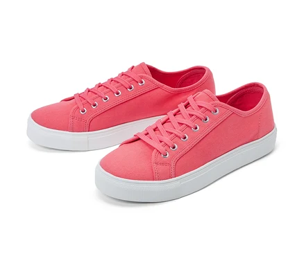 Két vászon sneaker cipő fehér háttérrel.