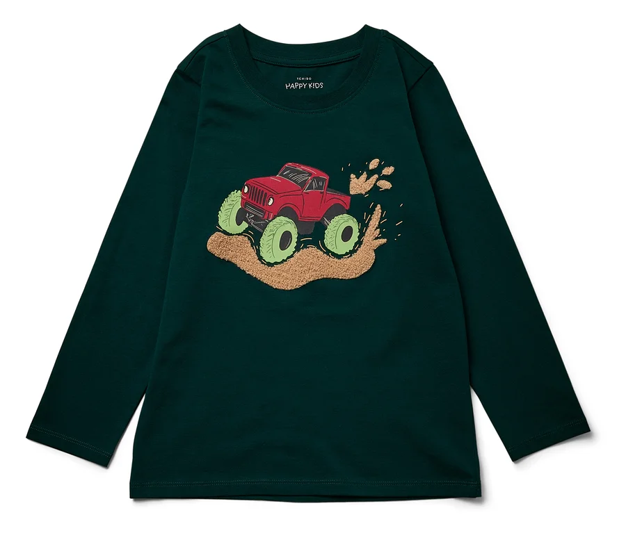 Sötétzöld, hosszú ujjú póló piros monster truck mintával, nagy, zöld kerekekkel.