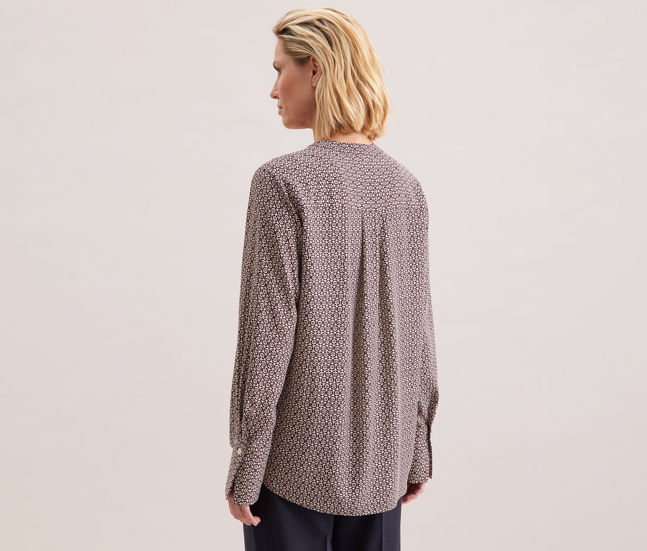 Hátulról látható nő ekrü-bordó mintás Seidensticker viszkóz tunikában.