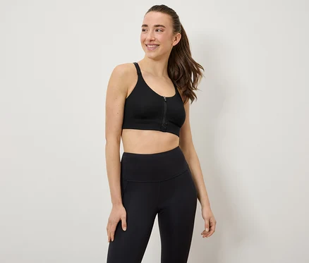Nő visel fekete sportmelltartót és leggingset.