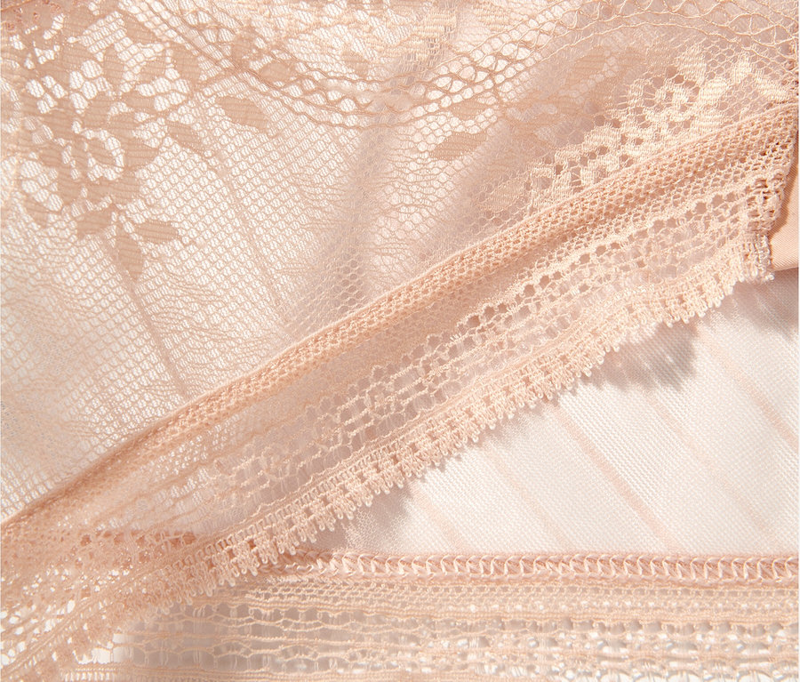 Közelkép egy rózsaszín csipkés fehérneműről.