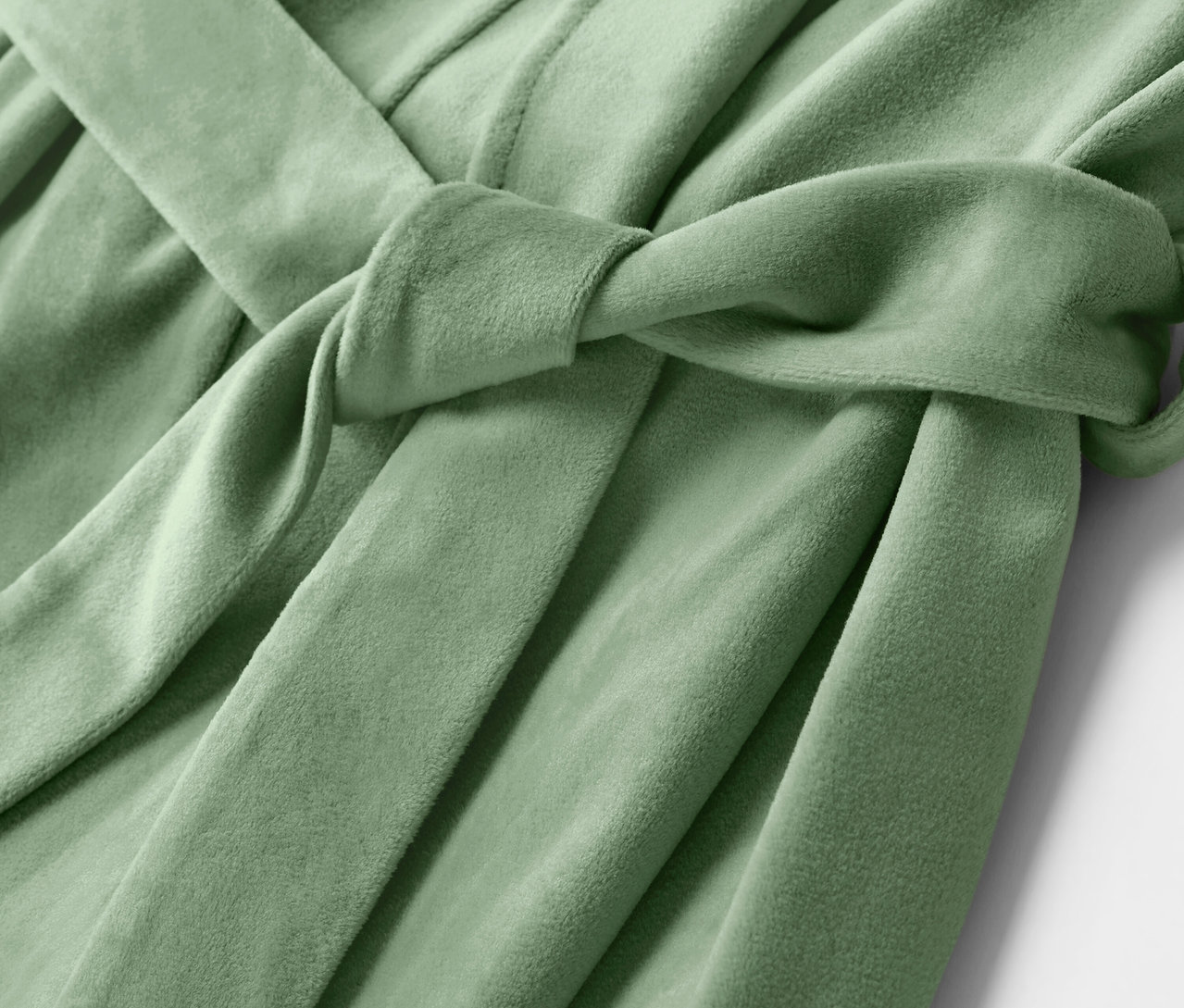 Közelkép egy világoszöld fürdőköpenyről megkötött övvel.