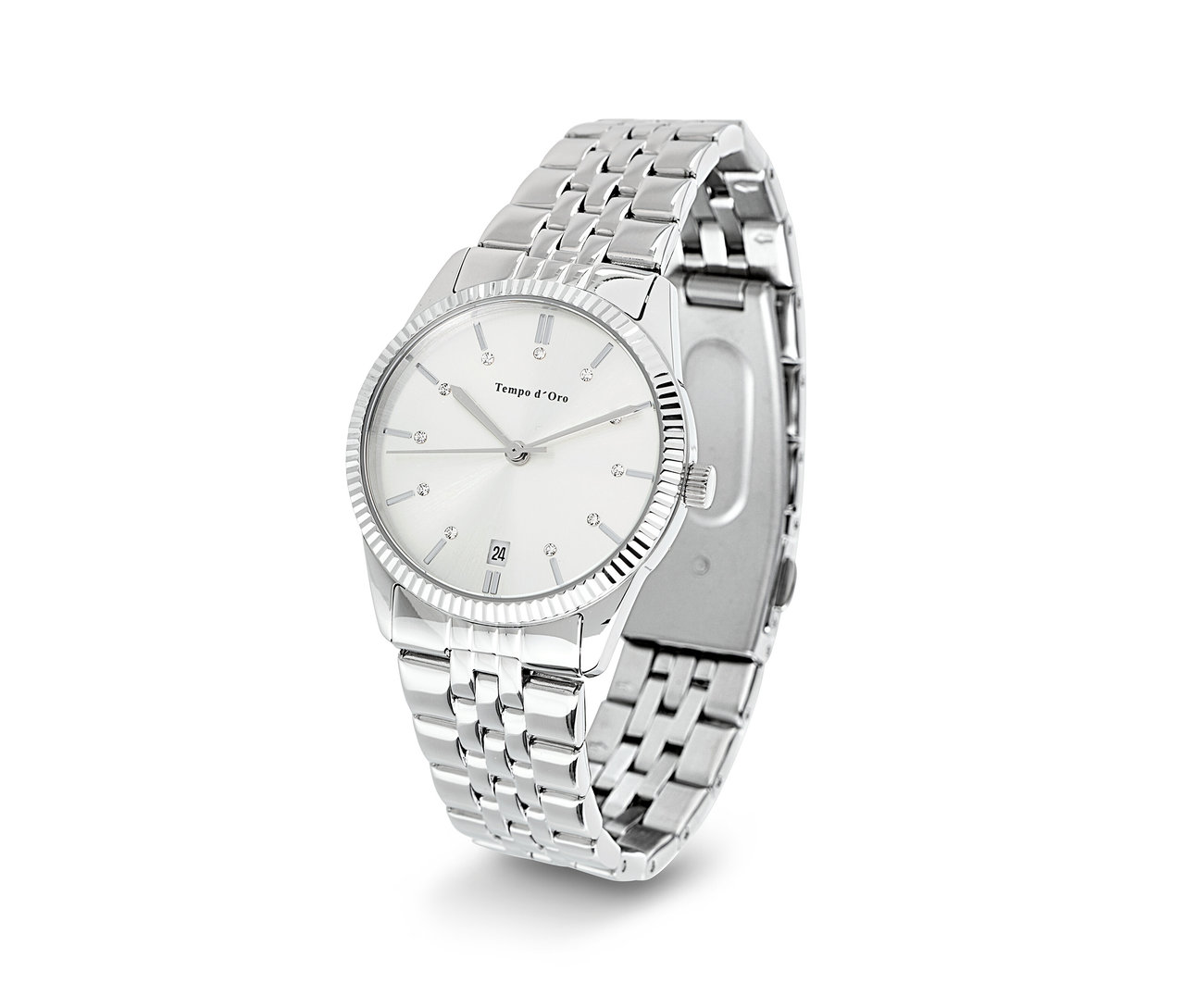 Egy ezüst színű óra fémszíjjal és fehér számlappal.