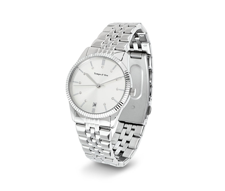 Egy ezüst színű óra fémszíjjal és fehér számlappal.