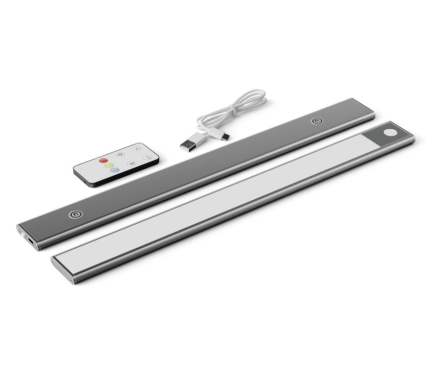 Két ezüst LED-es fényrúd, egy távirányító és egy USB-kábel fehér háttéren.