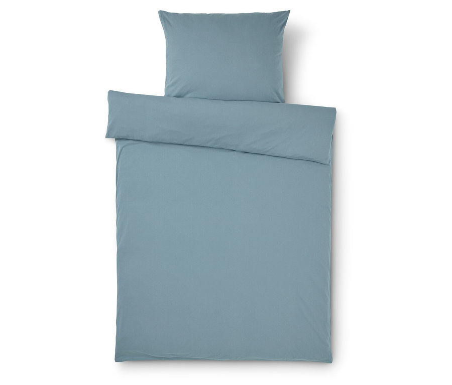 Világoskék paplanhuzat és párnahuzat fehér háttérrel.