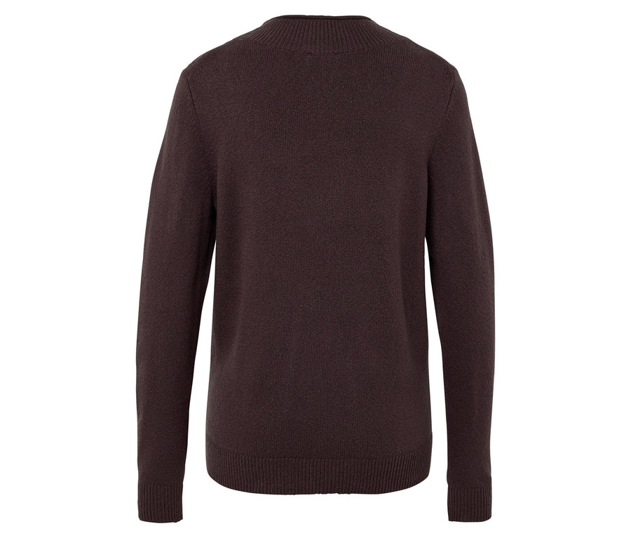 Egy sötétbarna, kötött pulóver hátulnézete fehér háttérrel.