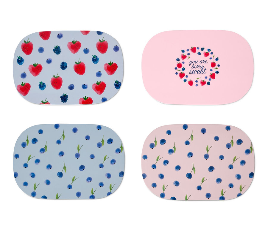 Négy reggeliződeszka különböző bogyómintákkal.