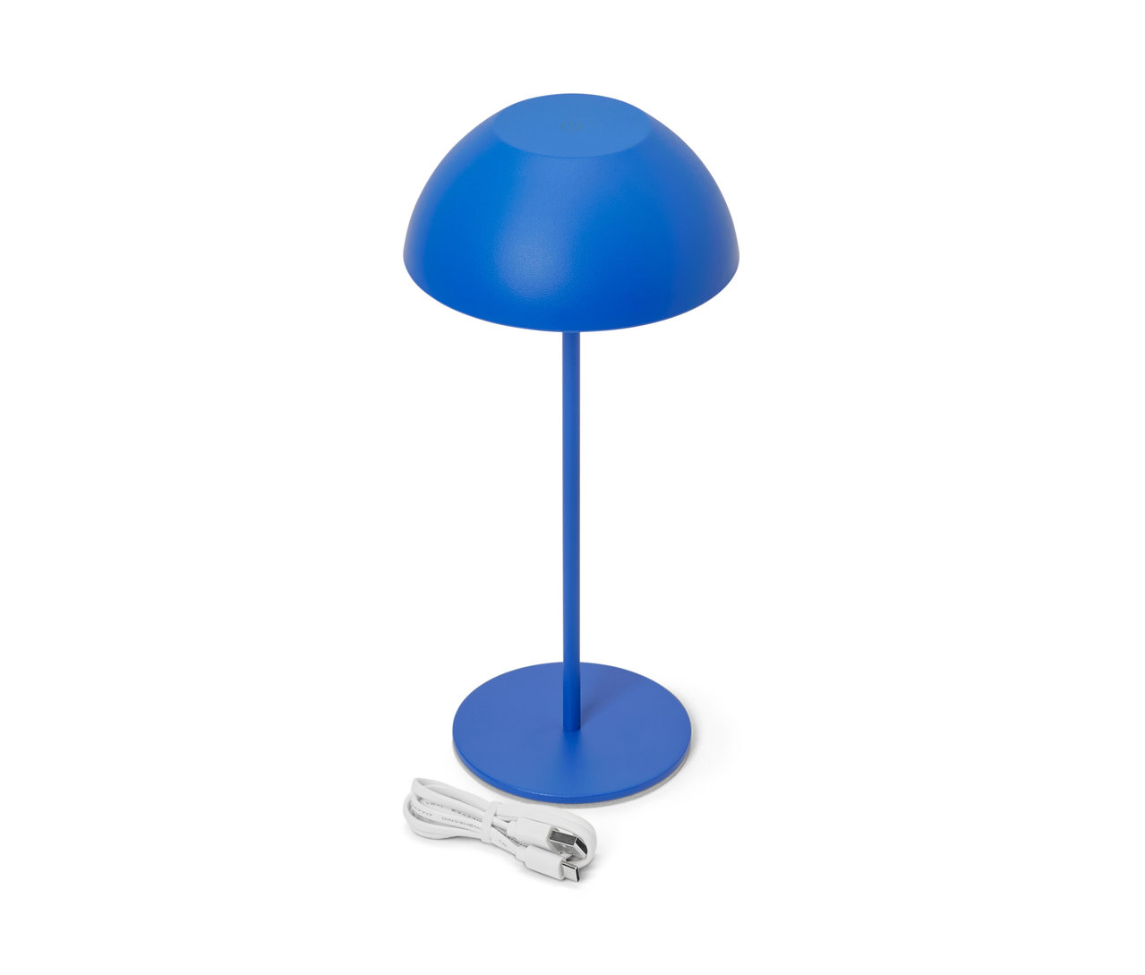 Egy kék LED-es asztali lámpa akkumulátorral és egy töltőkábel.