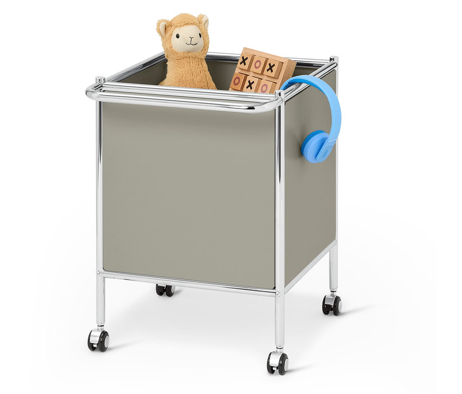 Játéktároló plüssállattal, játékkal és fejhallgatóval.