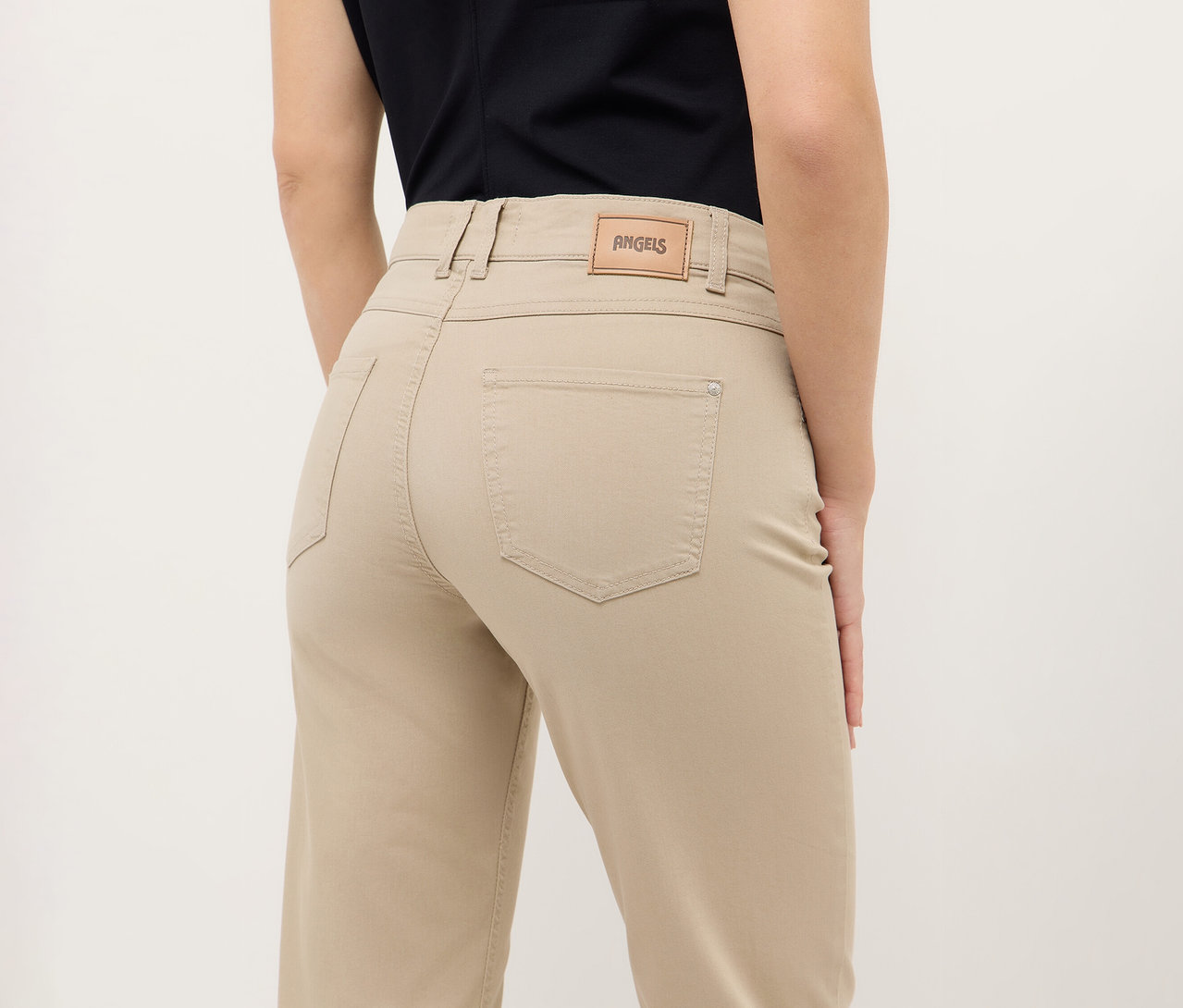 Hátulnézet egy nőn, aki Angels denim »Lara« egyenes szabású farmernadrágot visel.