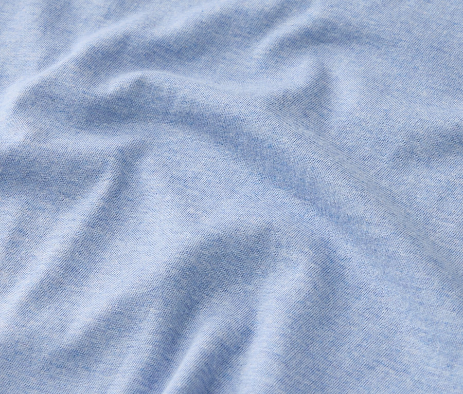 Világoskék anyag ráncokkal közelről.