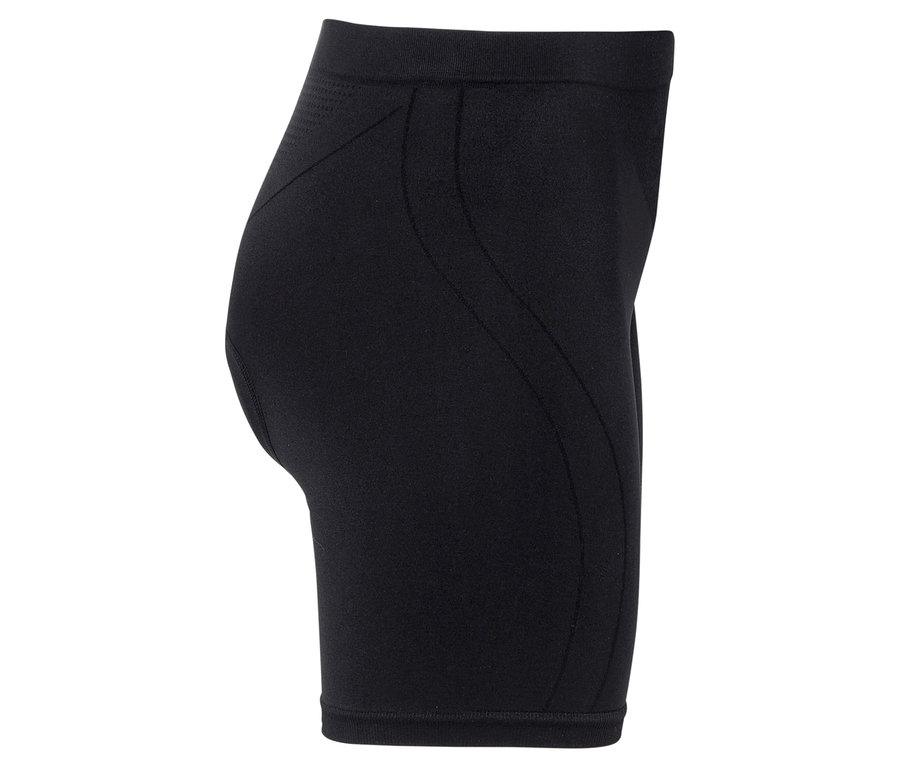 Fekete, rövid, testhezálló nadrág fehér háttérrel.
