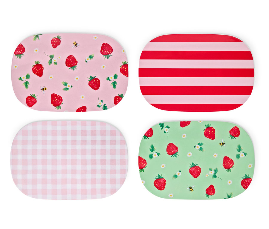 Négy teríték fekszik egy fehér háttéren. A terítékeken eper-, csík- és kockaminták vannak.