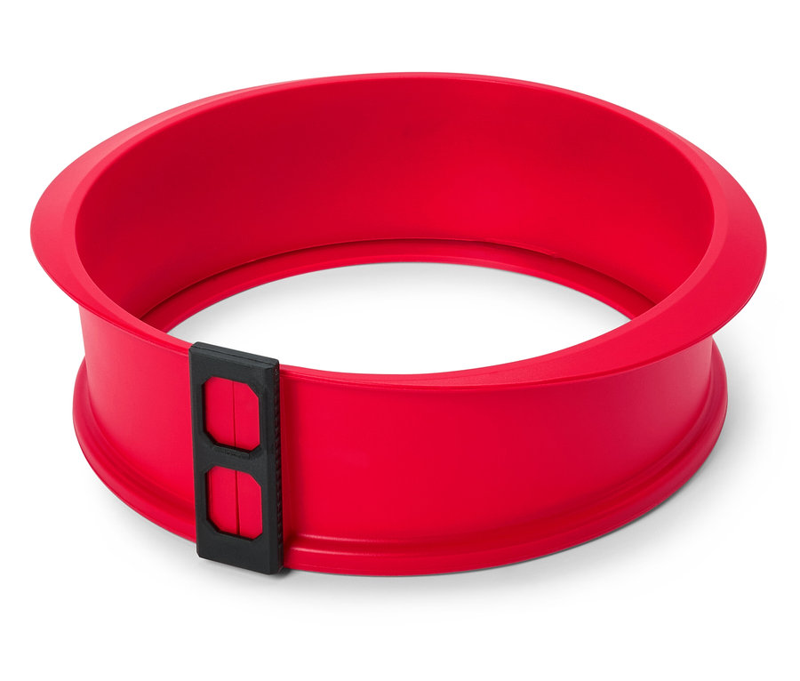 Piros, kerek tortaforma fekete zárral, fehér háttérrel.