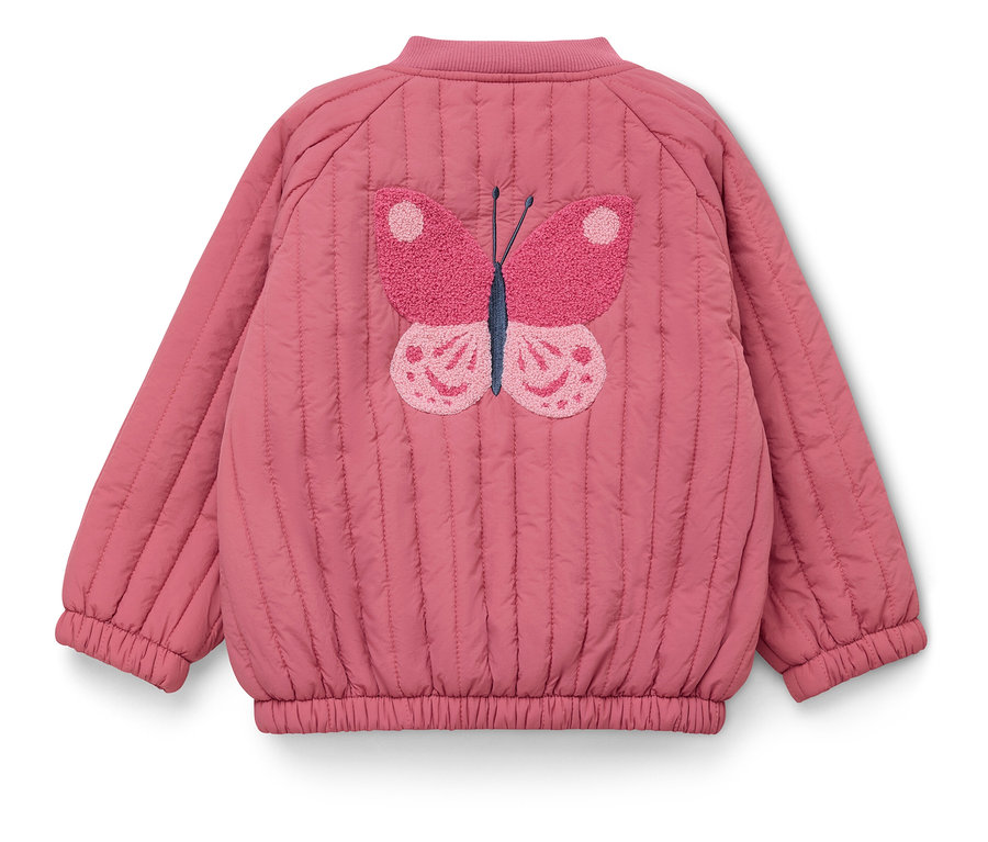 Rózsaszín, steppelt kabát rózsaszín pillangóval a hátán.