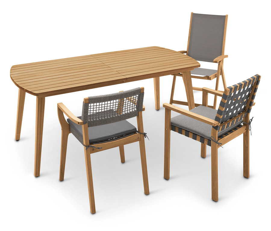 Fa asztal három székkel, szürke párnákkal.