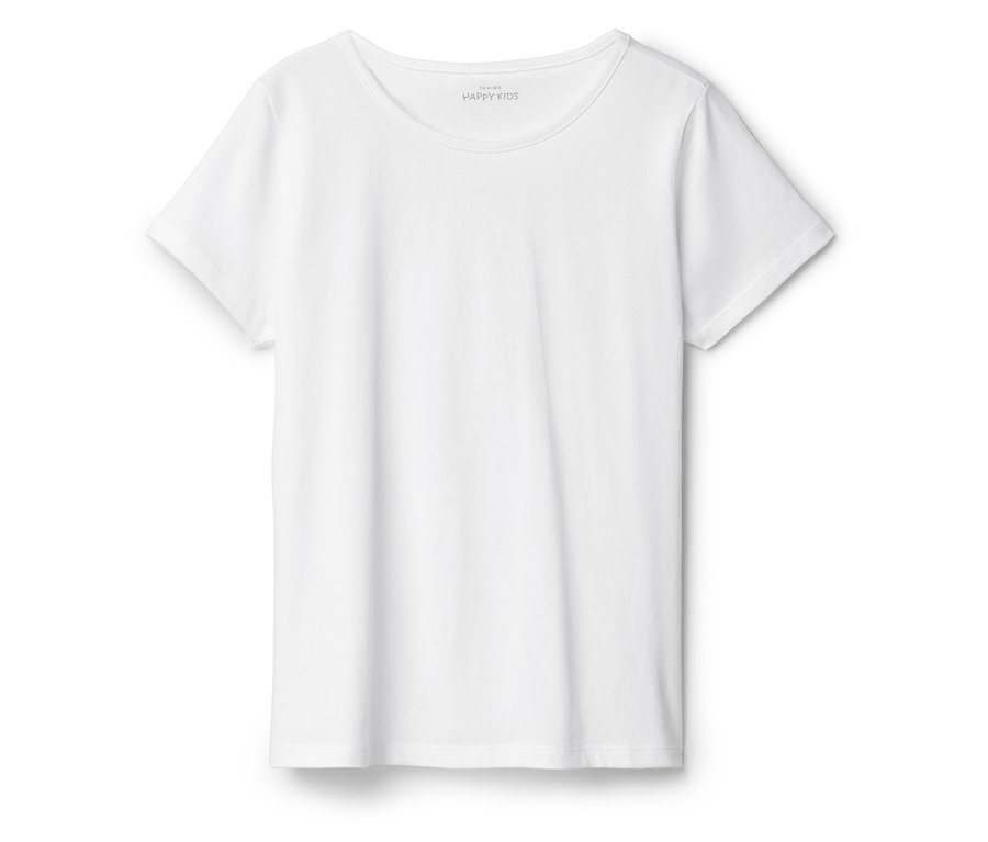 Egy fehér póló fekszik egy fehér háttéren.