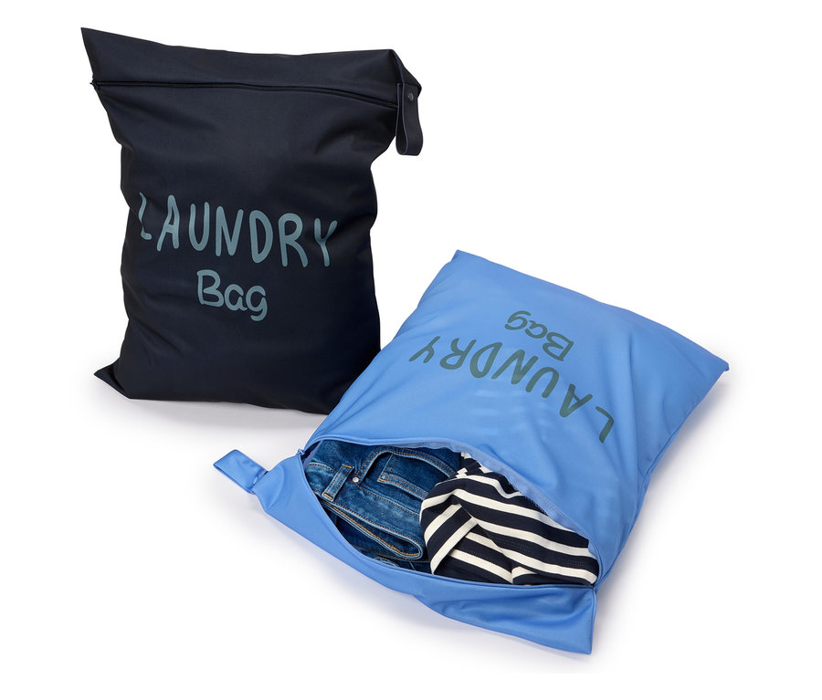 Két szennyeszsák, egy fekete és egy kék, a kék farmerrel és egy csíkos inggel van megtöltve.