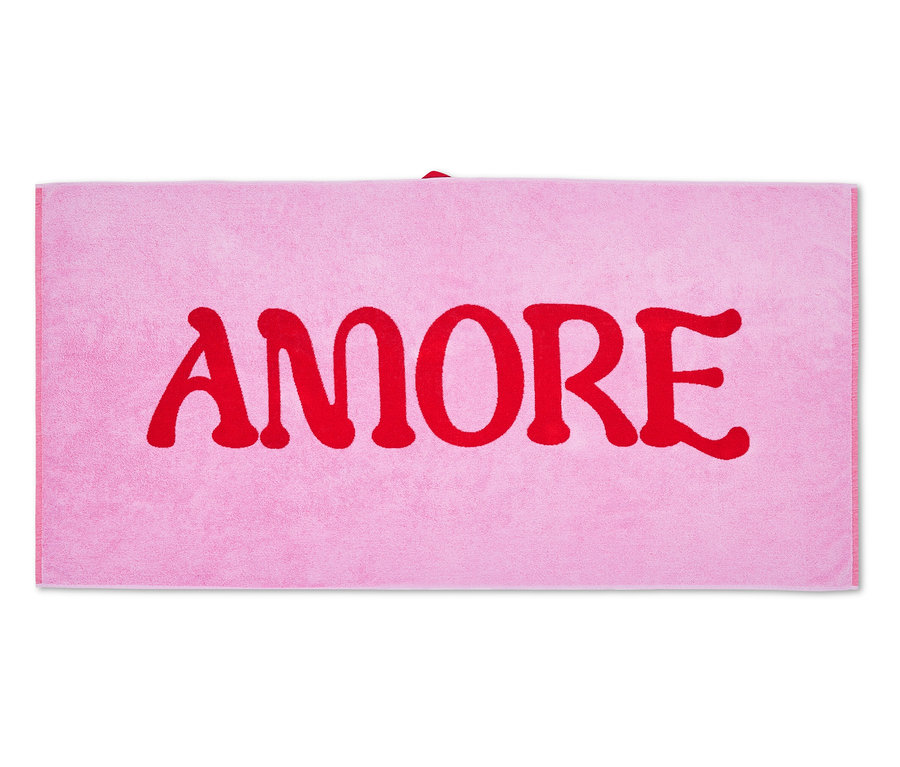 Rózsaszín törölköző piros "AMORE" felirattal.