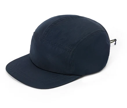 Sötétkék, lapos karimájú baseball sapka fekszik egy fehér háttéren.