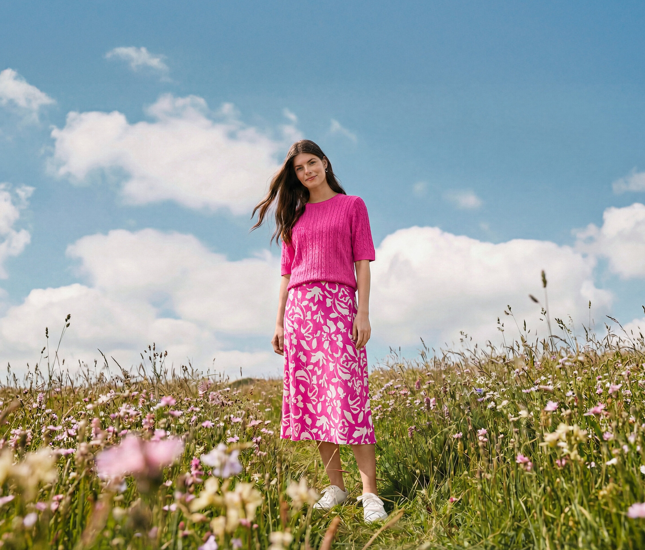 Egy nő áll a mezőn, és bedruckter midi-rock, Női fülbevaló, Wave és Bőr sneaker van rajta.