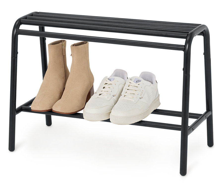 Egy fekete cipőtartón egy pár bézs színű csizma és egy pár fehér tornacipő áll.