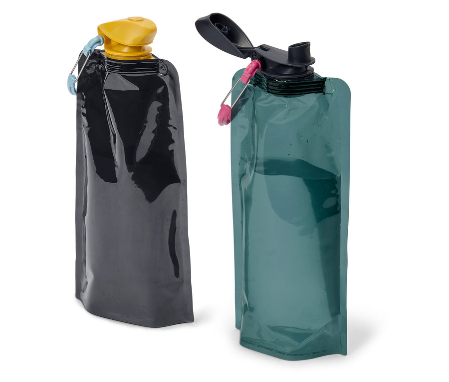 Két újrafelhasználható vizespalack, egy fekete sárga kupakkal és egy zöld nyitott fekete kupakkal.
