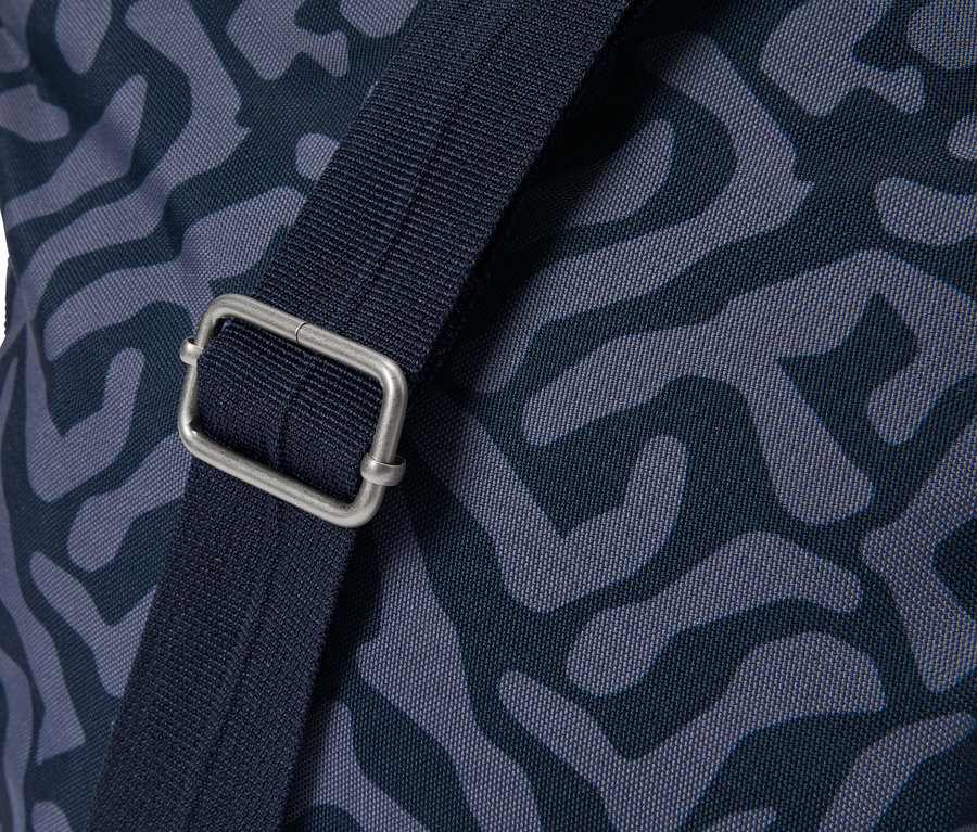 Kék mintás táska közeli képe ezüst csattal a pántján.