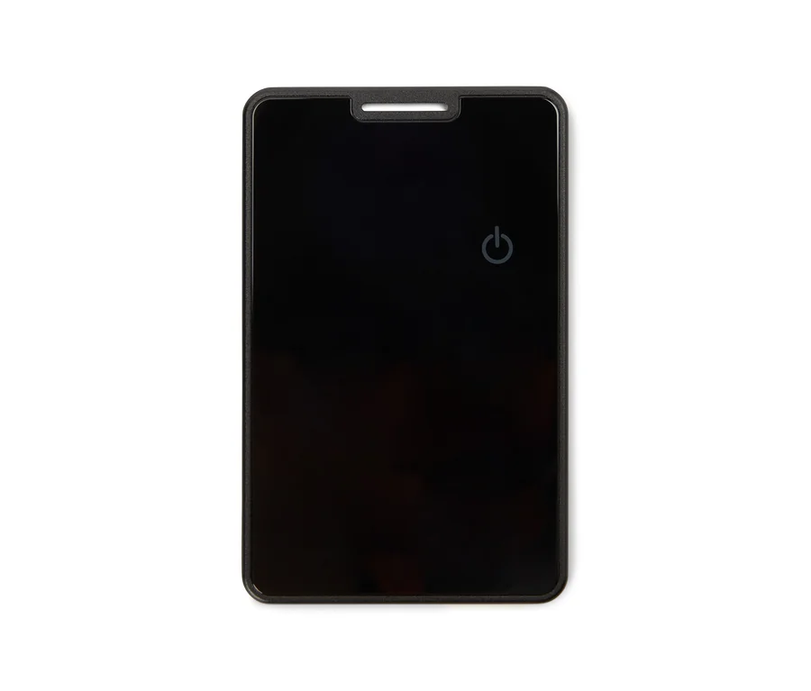 Fekete, téglalap alakú power bank bekapcsológombbal.