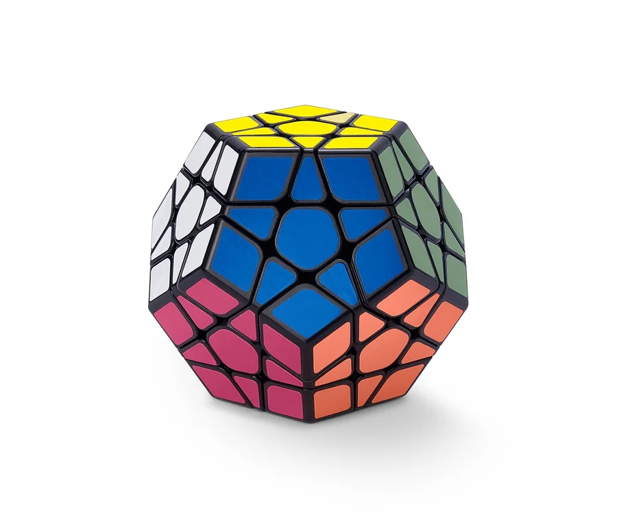 Közelkép egy Polygon Rubik-kockáról, amely olyan színeket kombinál, mint a kék, a sárga, a zöld és a fehér.