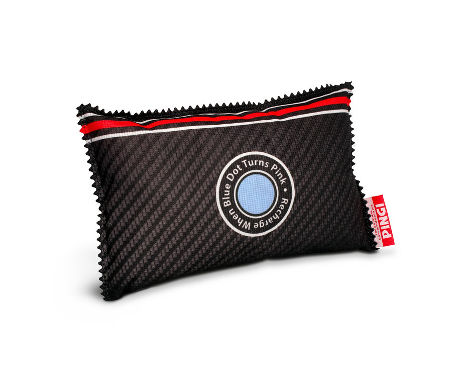 Egy kb. 300 g-os Pingi autós páramentesítő párna fekszik egy fehér háttéren.