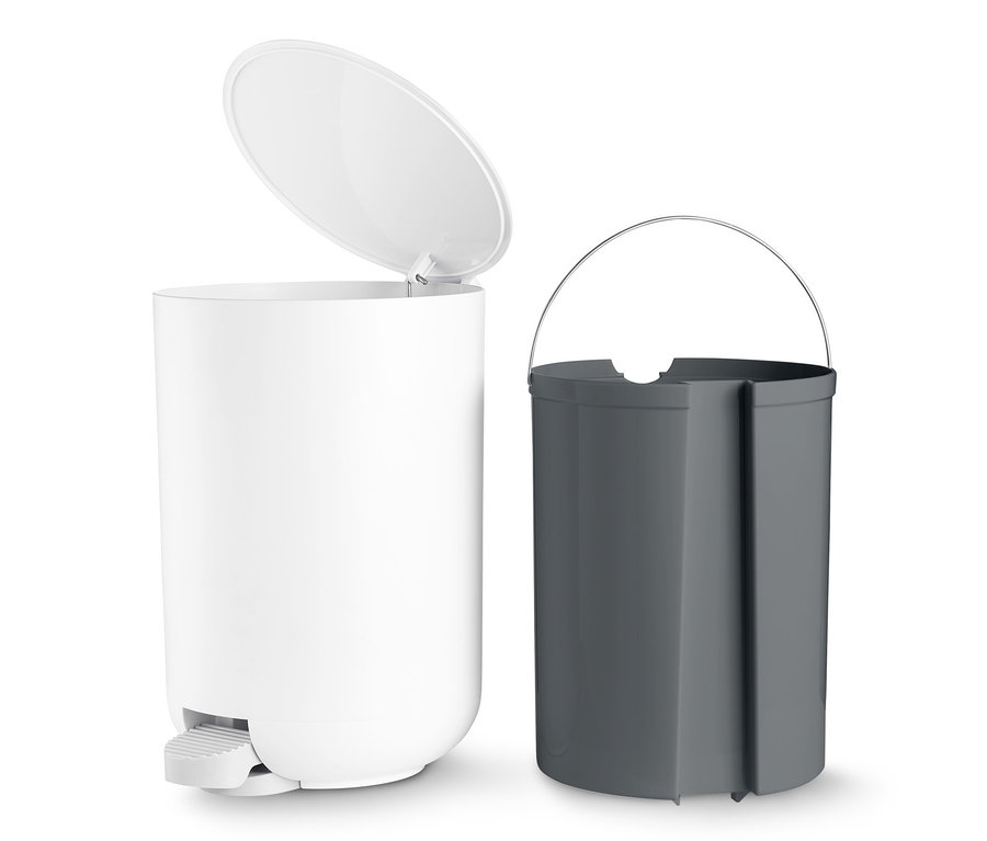 Fehér pedálos szemetes nyitott fedéllel, mellette egy szürke belső vödör.