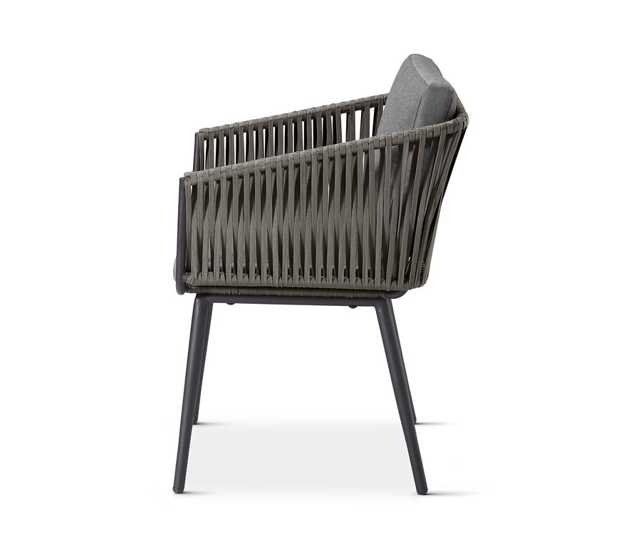 A szürke kerti textilhálós szék oldalnézete.