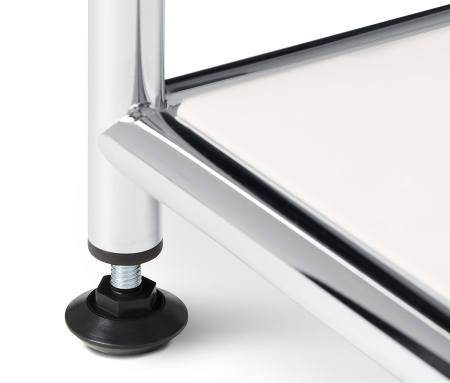 A fém dohányzóasztal fehér színben, krómozott lábbal és fekete talppal.