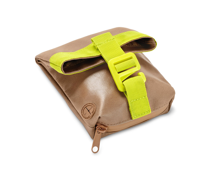 Egy barna jutalomfalat tartó lime zöld pánttal.