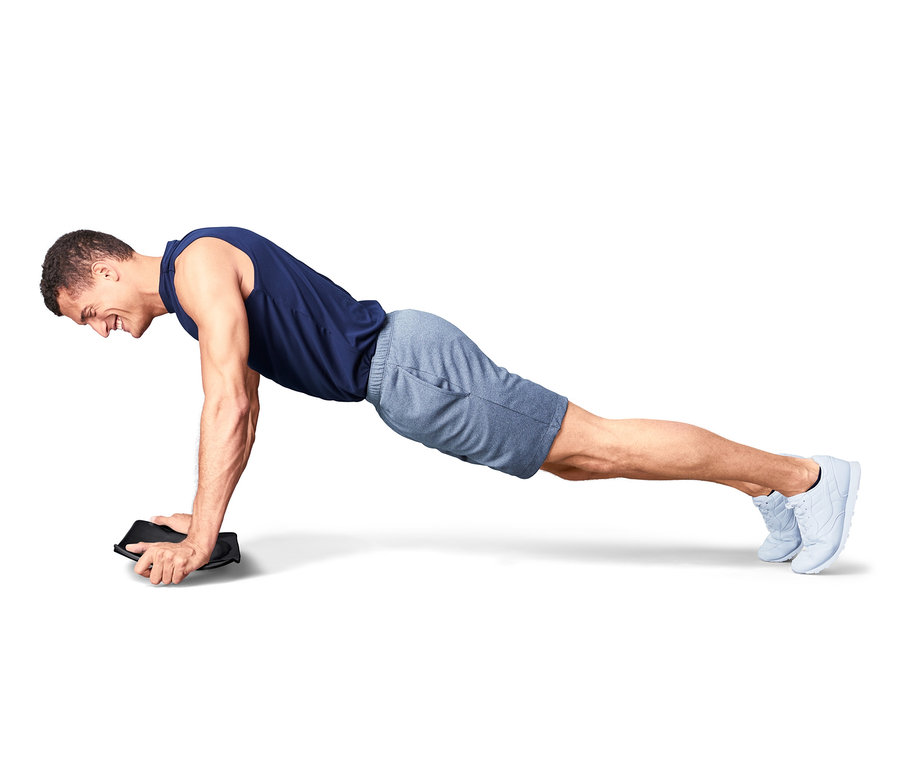 Férfi fekvőtámaszokat végez egy fekete egyensúlyozó deszkán.