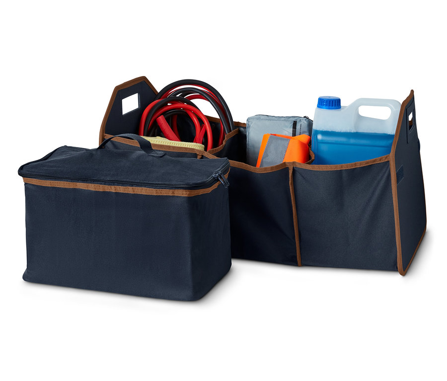 Két autós csomagtartó rendszerezőtáska, egyik cipzárral zárva, a másikban kábelek, szélvédőmosó folyadék és egyéb tárgyak.