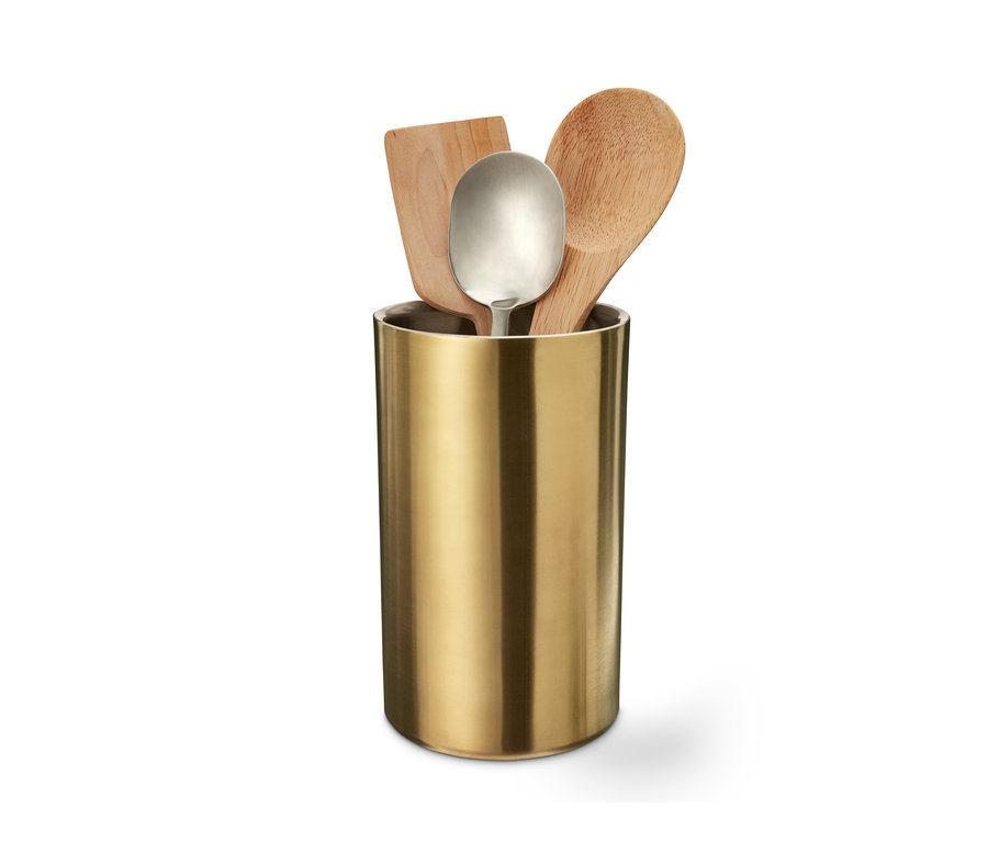 Fa és fém konyhai eszközök állnak egy palackhűtőben és kiegészítőtartóban.