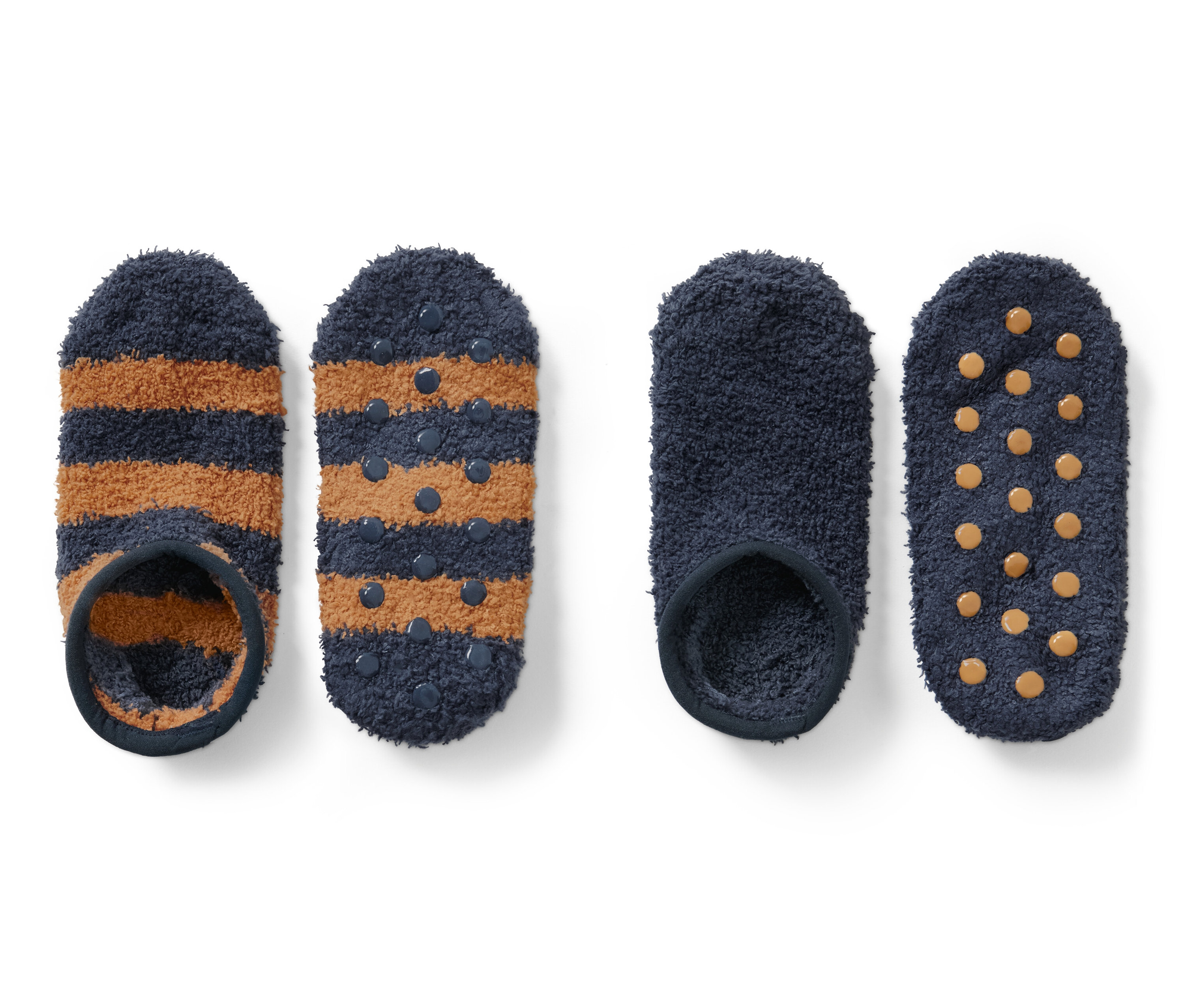 Két pár zoknis papucs; az egyik kék-barna csíkos, a másik egyszínű kék.