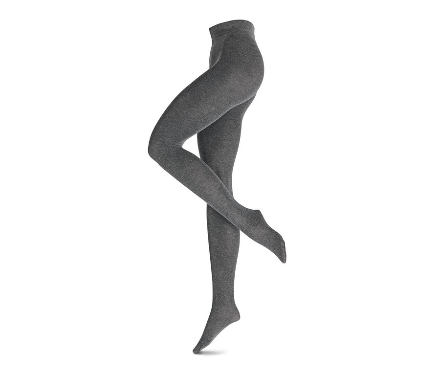 Lábak 2 pár szürke/fekete kötött harisnyában.