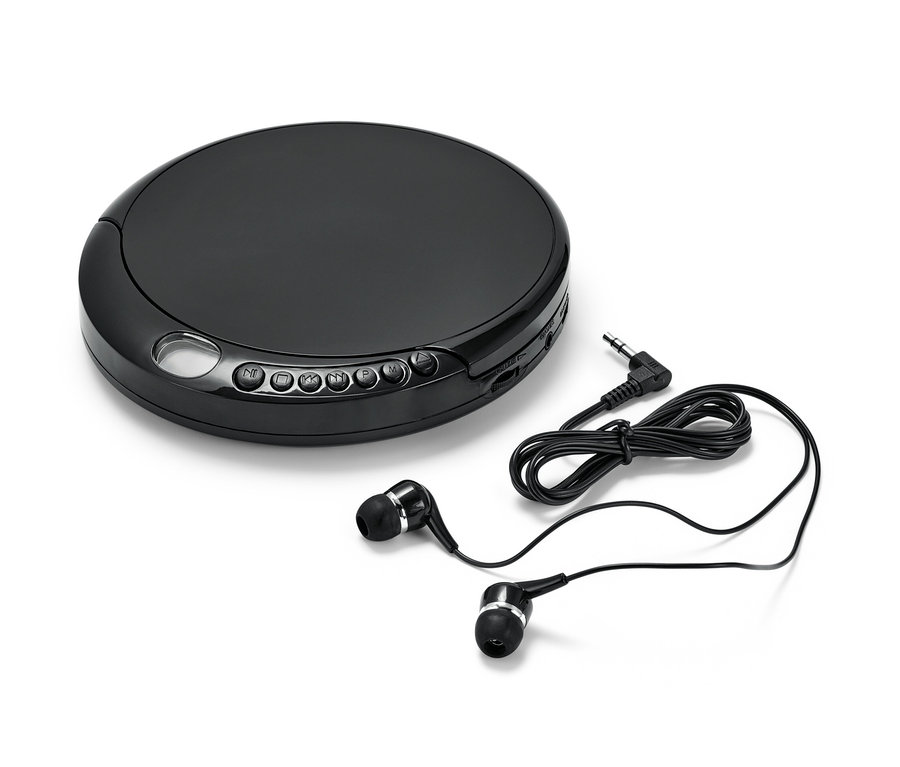 Fekete hordozható CD-lejátszó és fülhallgató fehér háttérrel.