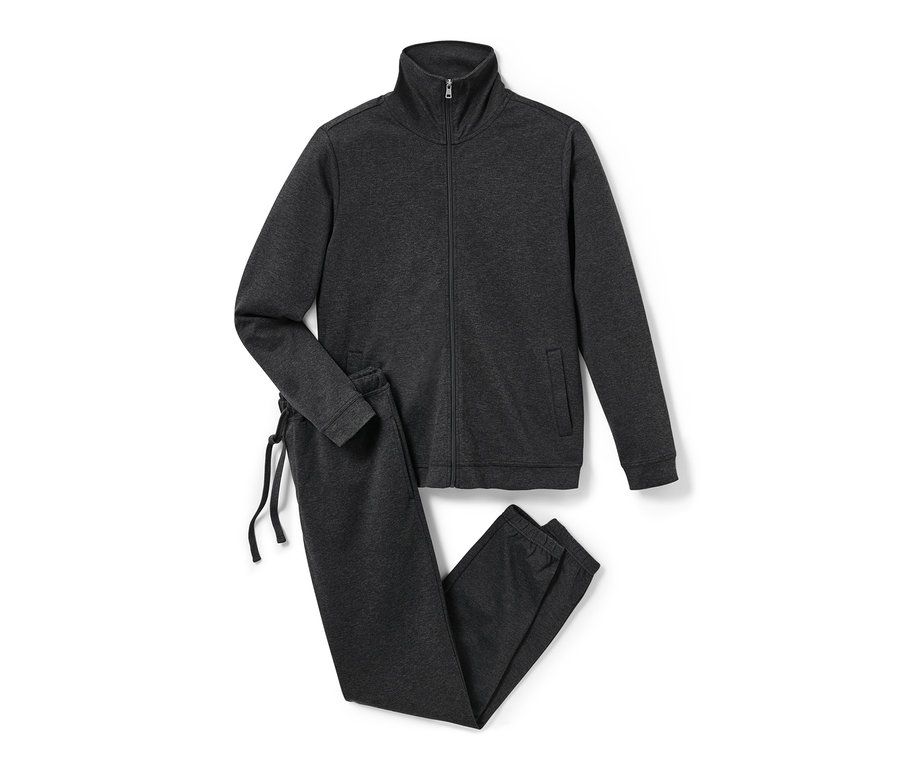 Egy szürke, cipzáros, húzózsinóros férfi szabadidő szett fekszik egy fehér háttéren.