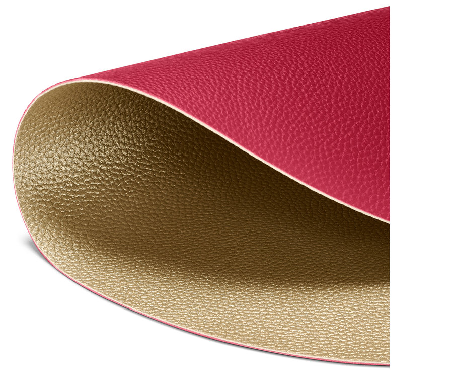 Közelkép egy 4 darabos, piros és arany színű, kétoldalas műbőr tányéralátét szettről.