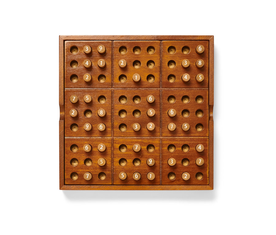 Fa Sudoku játék számokkal ellátott fa pöckökkel a játéktéren.