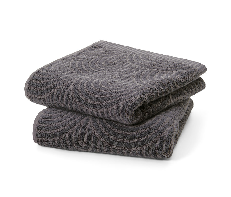 Egymásra helyezett 2 darab antracit színű prémium törölköző fehér háttérrel.