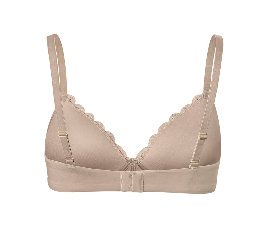 Egy bézs, puha kosaras melltartó részletes hátulnézete.