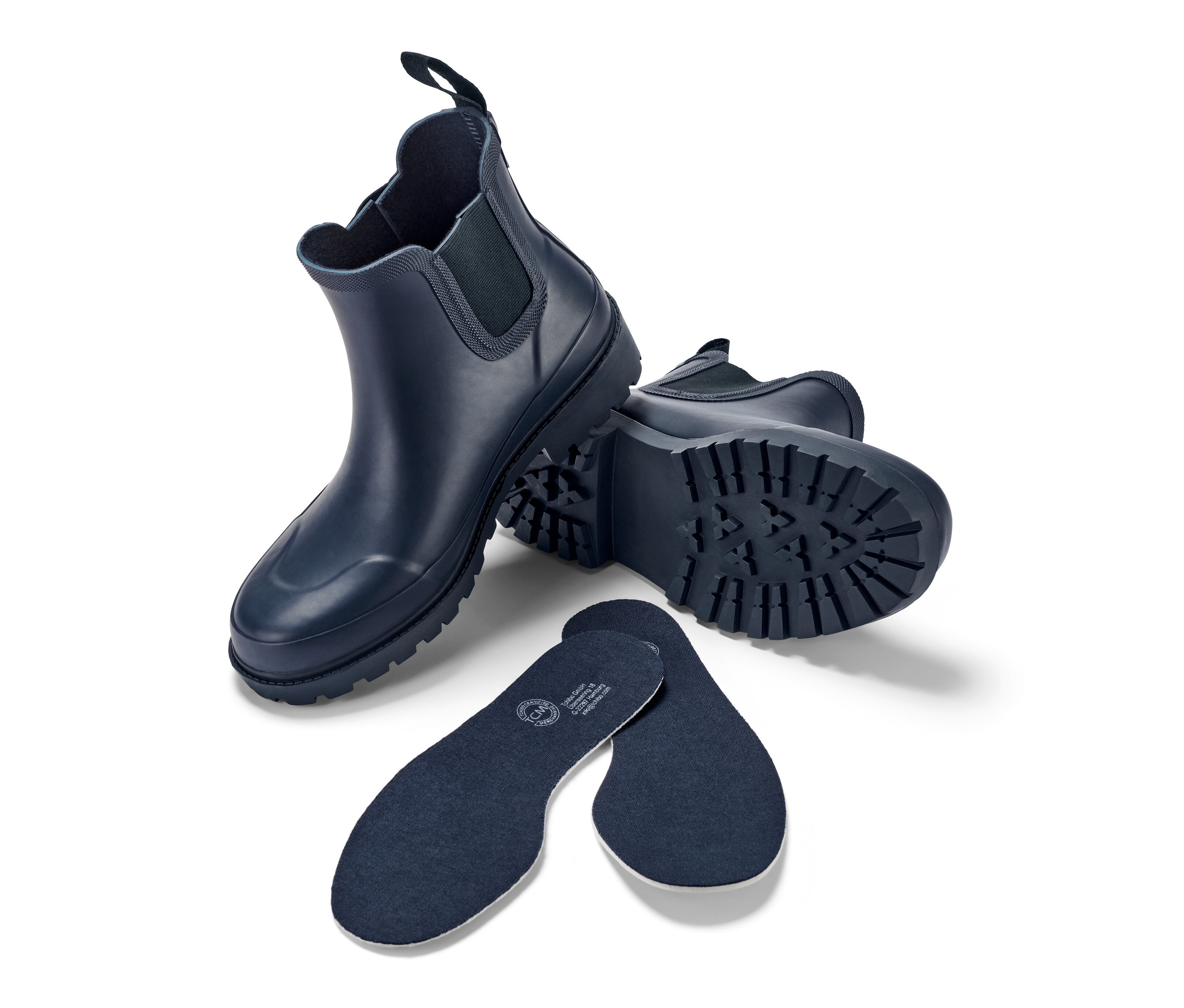Tengerészkék női gumi bokacsizma és talpbetétek fehér háttéren.