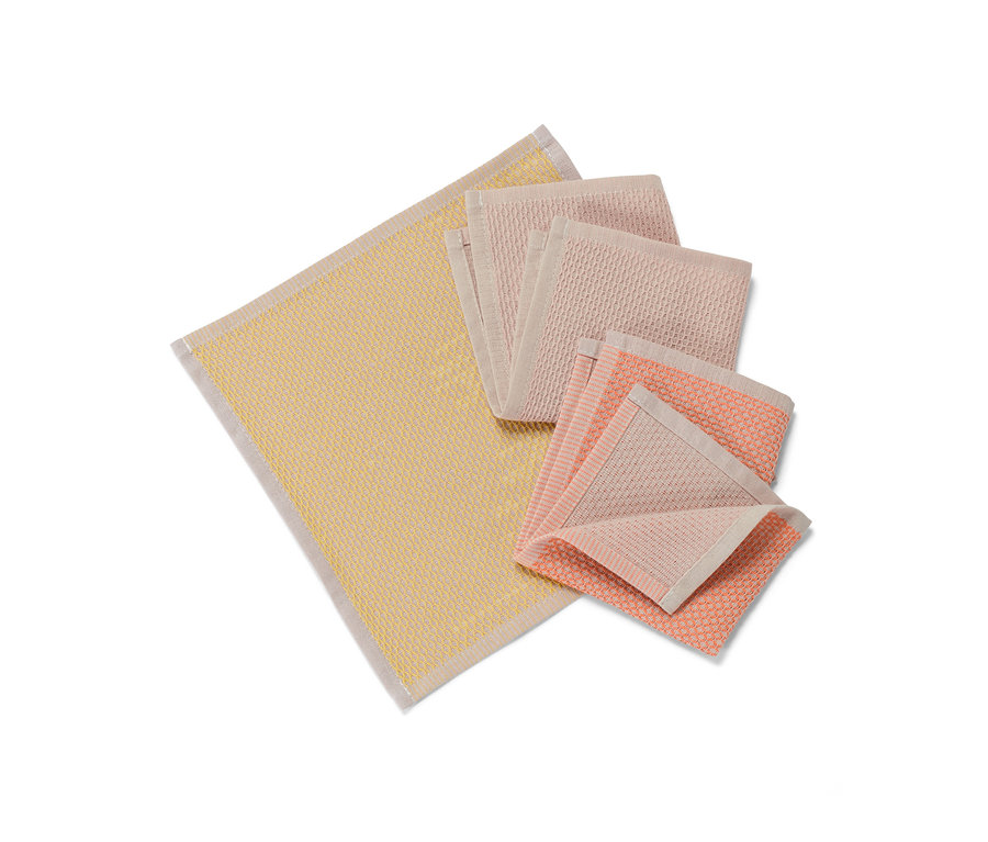 Sárga és rózsaszín 3 mosogatókendő fekszik egy fehér felületen.