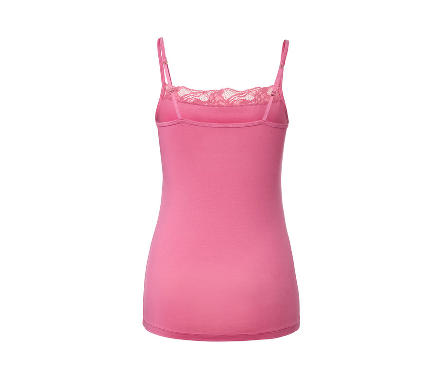 Hátulnézet egy rózsaszín, csipkés szegélyű modál trikóról.